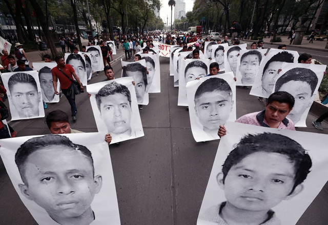 Juez exonera a 24 personas más acusadas del secuestro de normalistas de Ayotzinapa