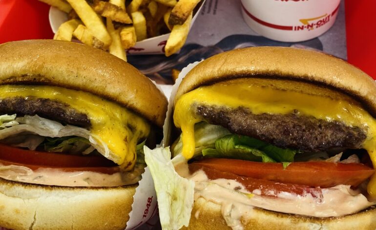 In-N-Out llega a México para prueba de concepto en Vive Cafeto