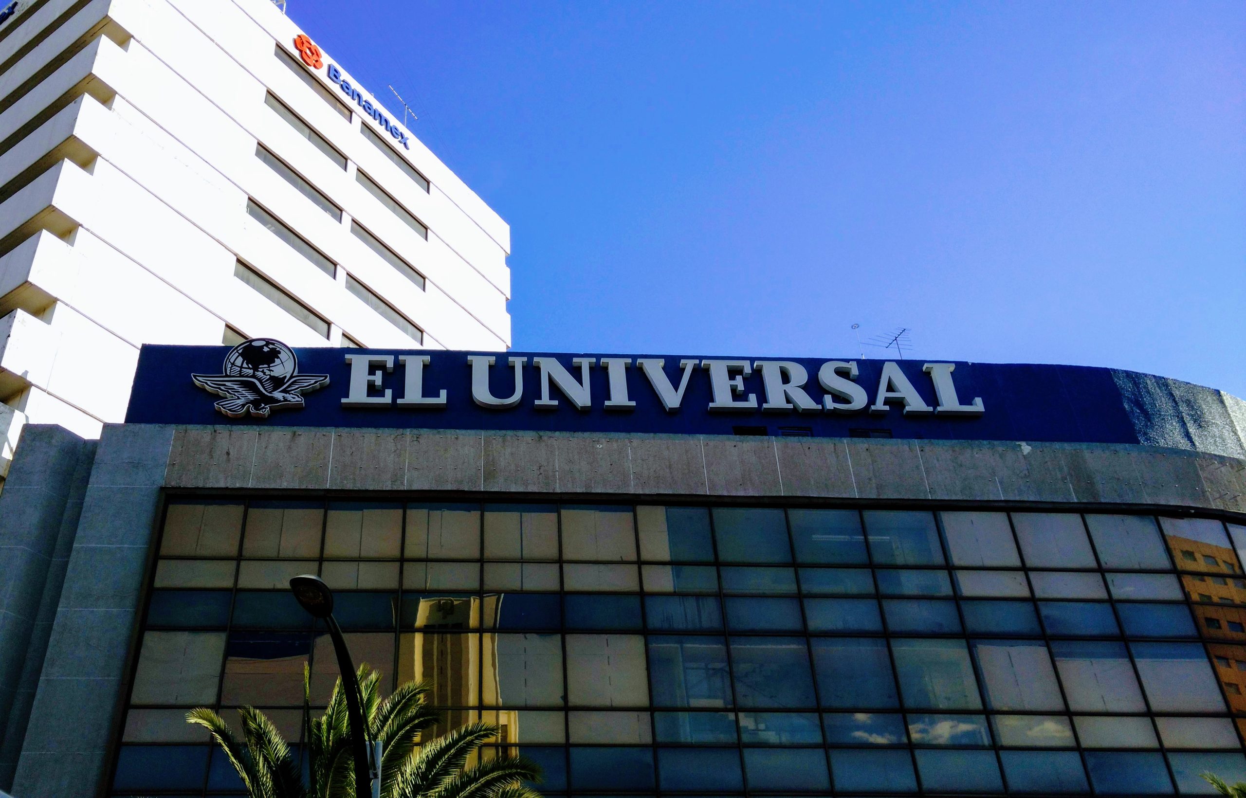 Exponen en la mañanera a El Universal por supuesto vínculo con García Luna