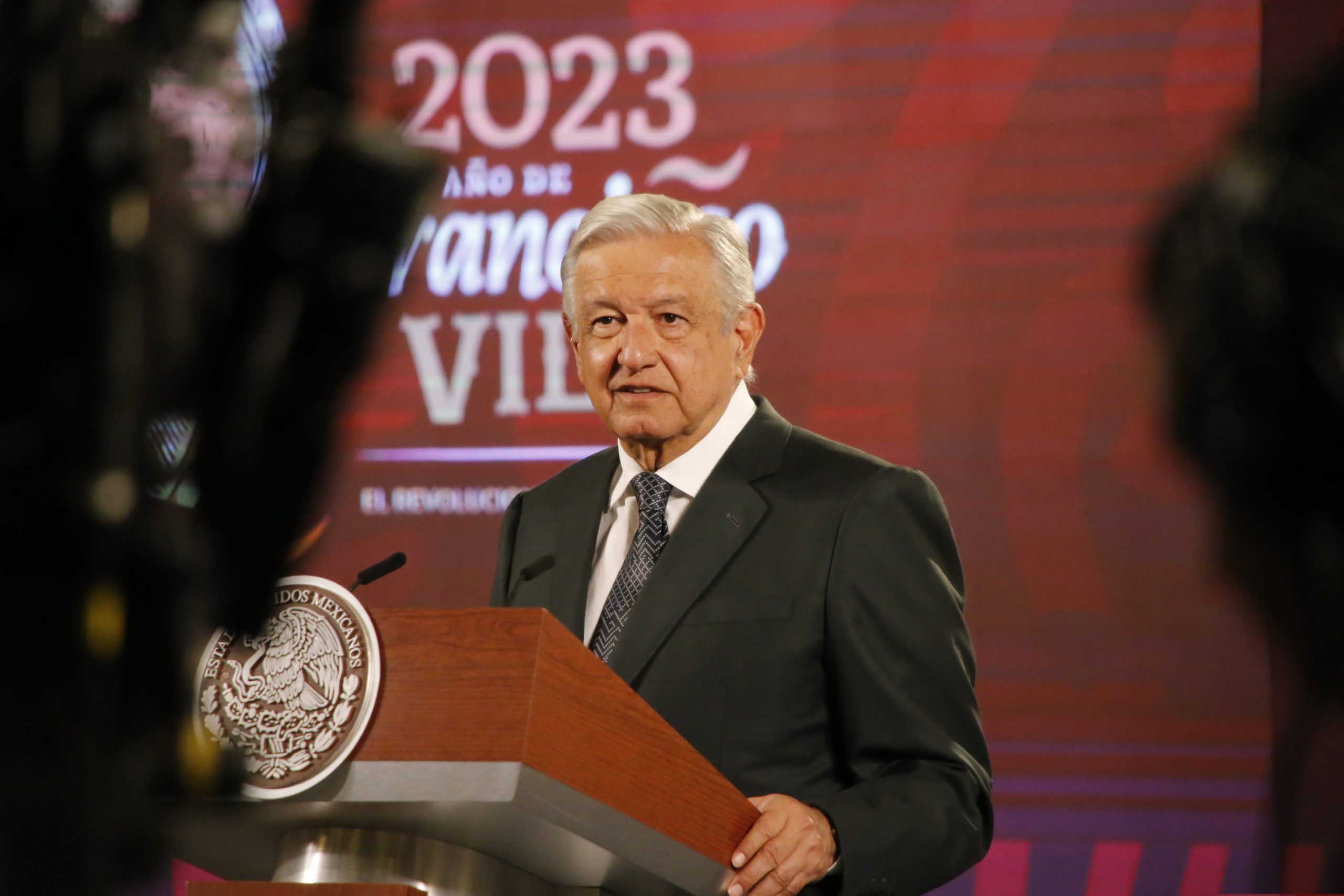 AMLO vuelve a darle la vuelta al INE: menciona a Xóchitl Gálvez sin decir su nombre