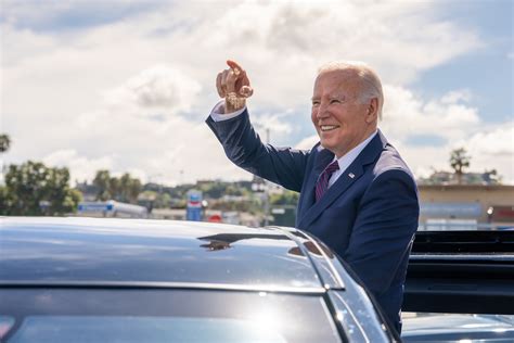 Cómo logró Joe Biden abaratar las medicinas de Medicare