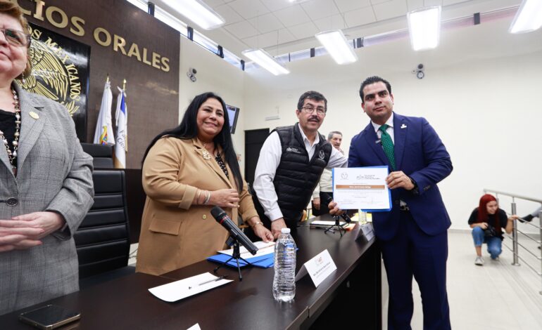 El rector Dámaso Anaya sostiene encuentro con universitarios de la FADYCS-UAT