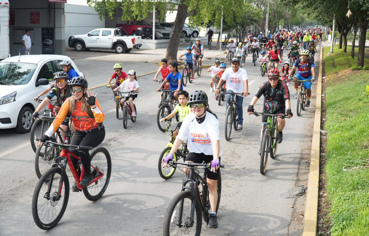 Celebra la UAT con gran éxito rodada deportiva familiar