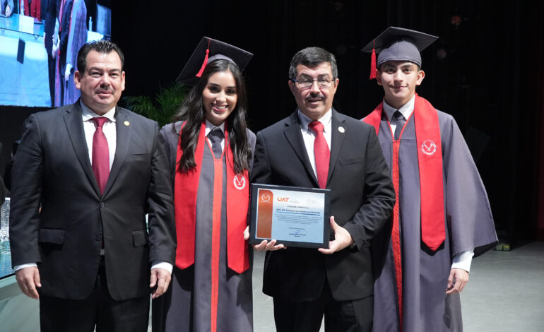 El rector Dámaso Anaya preside la graduación de 161 egresados de la UAT