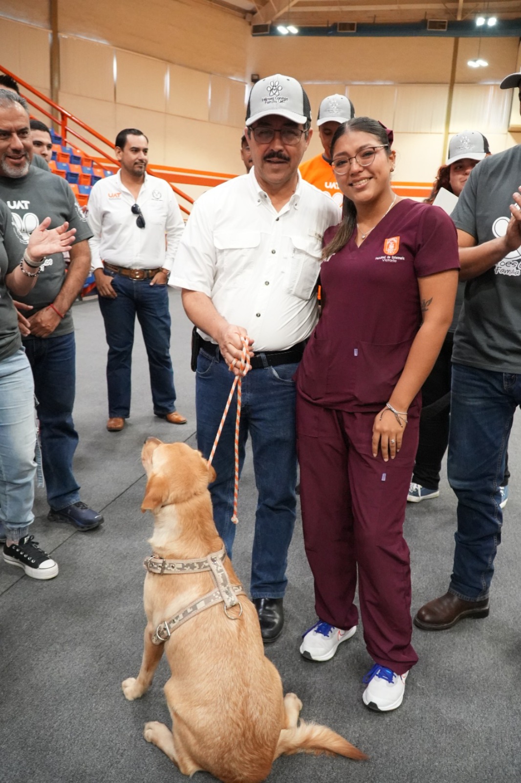 Entrega la UAT en adopción a héroes caninos