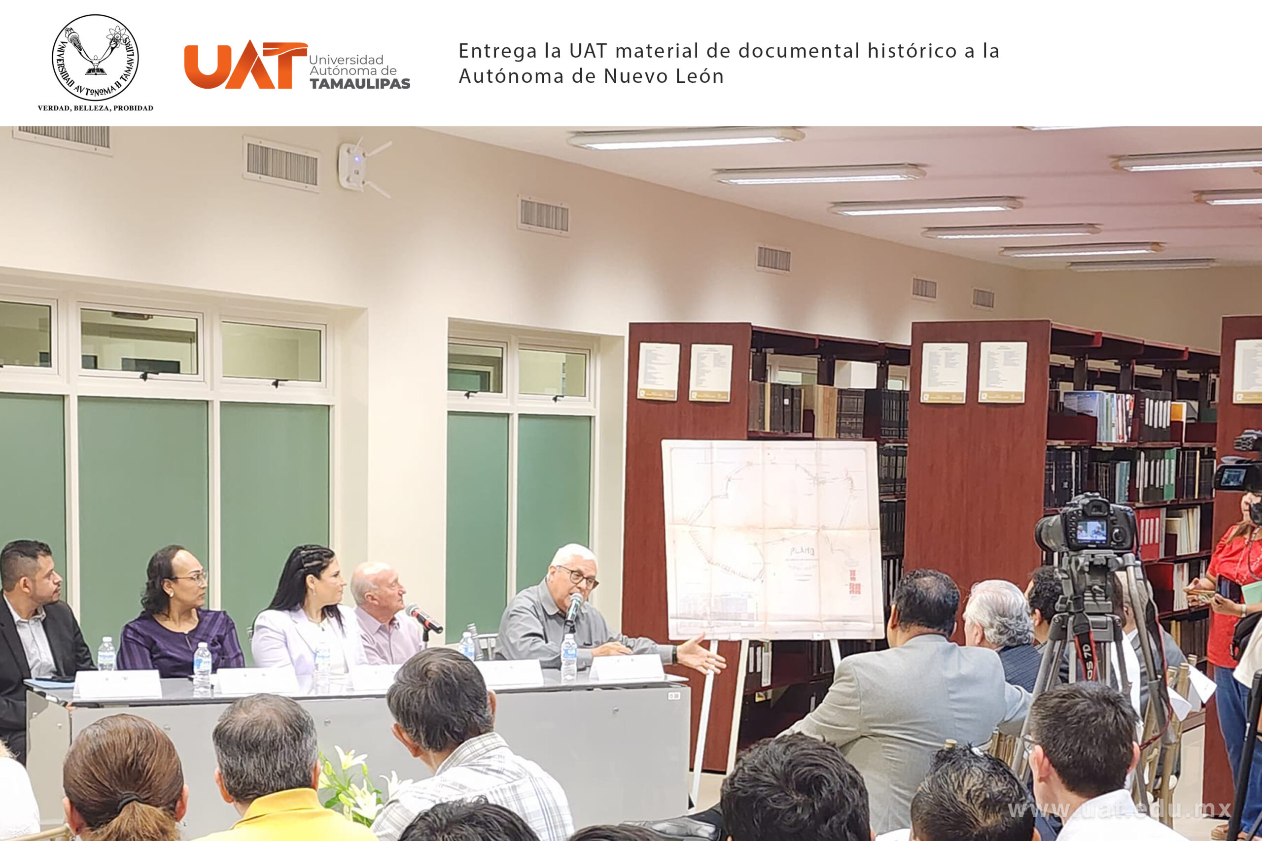 Entrega la UAT documento histórico a la Autónoma de Nuevo León