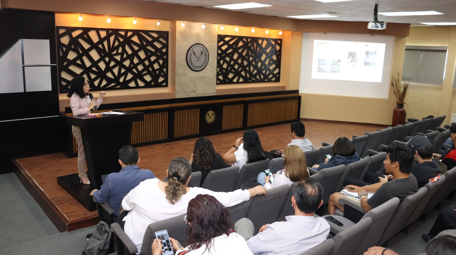 Exponen en la UAT temas especializados de vivienda y hábitat sustentable