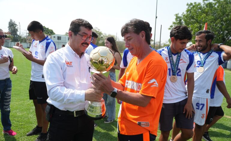 Recibe rector a los Correcaminos campeones de la Liga Premier