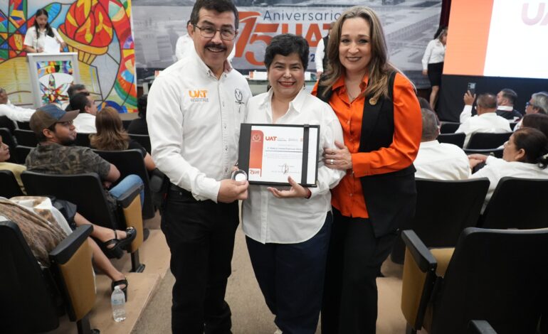 Entrega el rector Dámaso Anaya reconocimientos a jubilados del SUTUAT