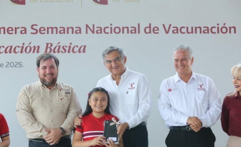 Pone en marcha Américo campaña de vacunación en escuelas y entrega tabletas a niñas y niños