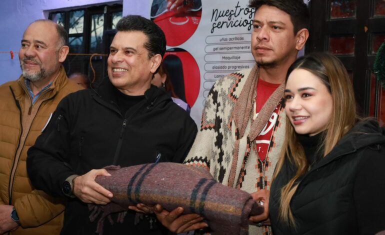 Visitan Lalo y Lucy albergue y colonias para dar cobijo a familias