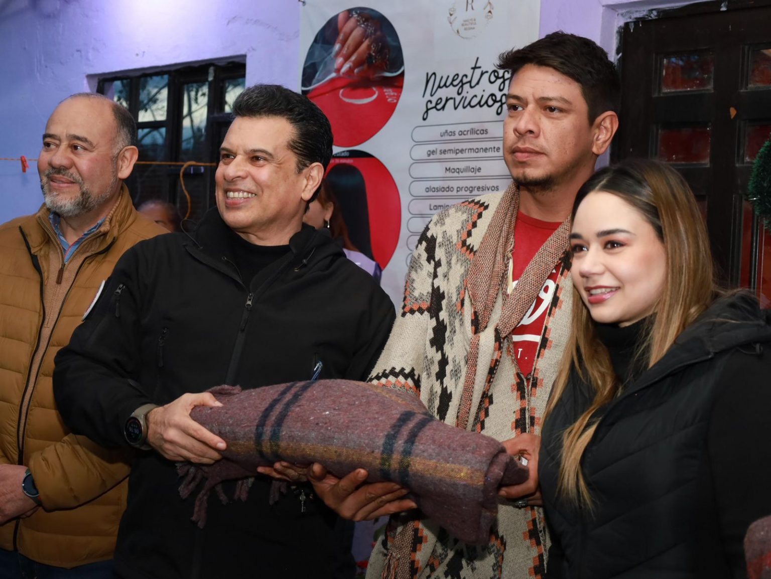 Visitan Lalo y Lucy albergue y colonias para dar cobijo a familias