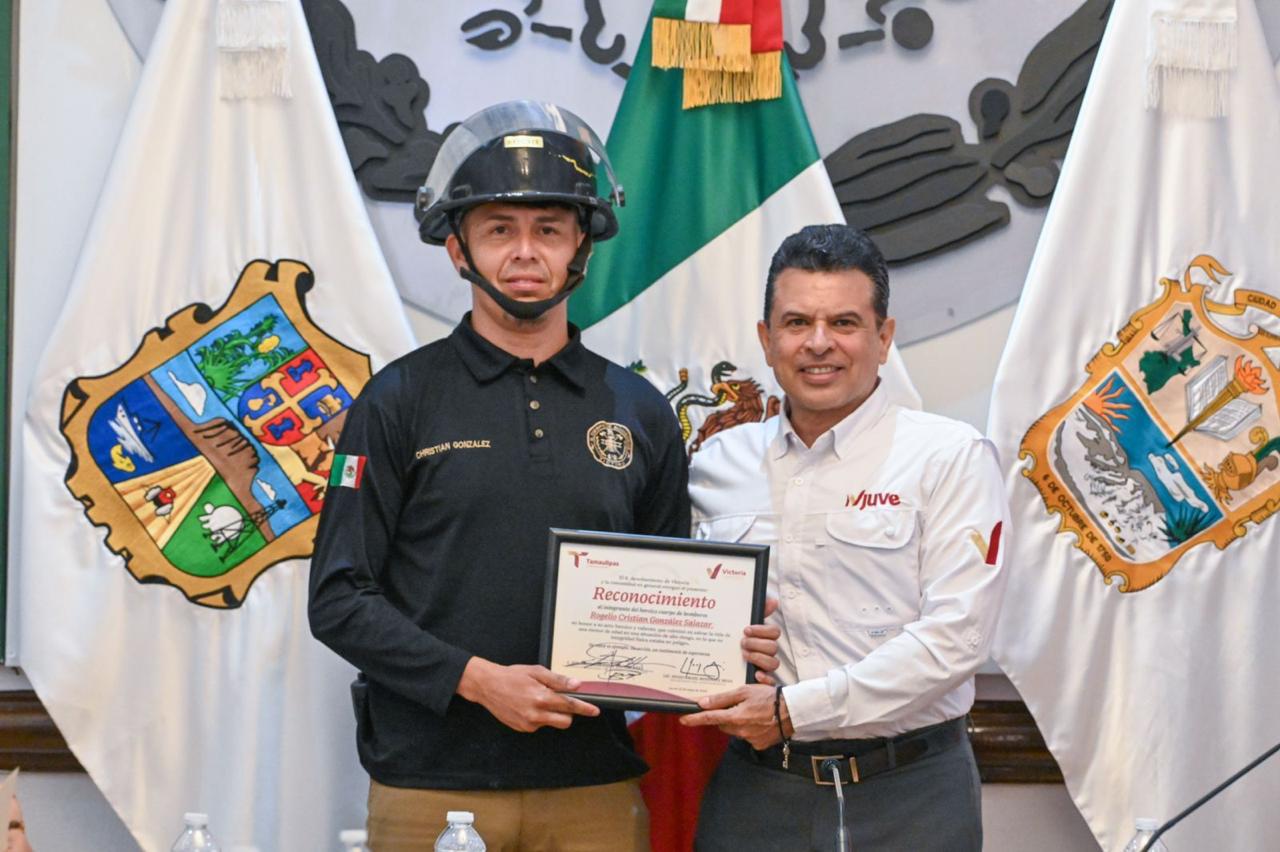 Reconoce Cabildo de Victoria acto heroico de bombero