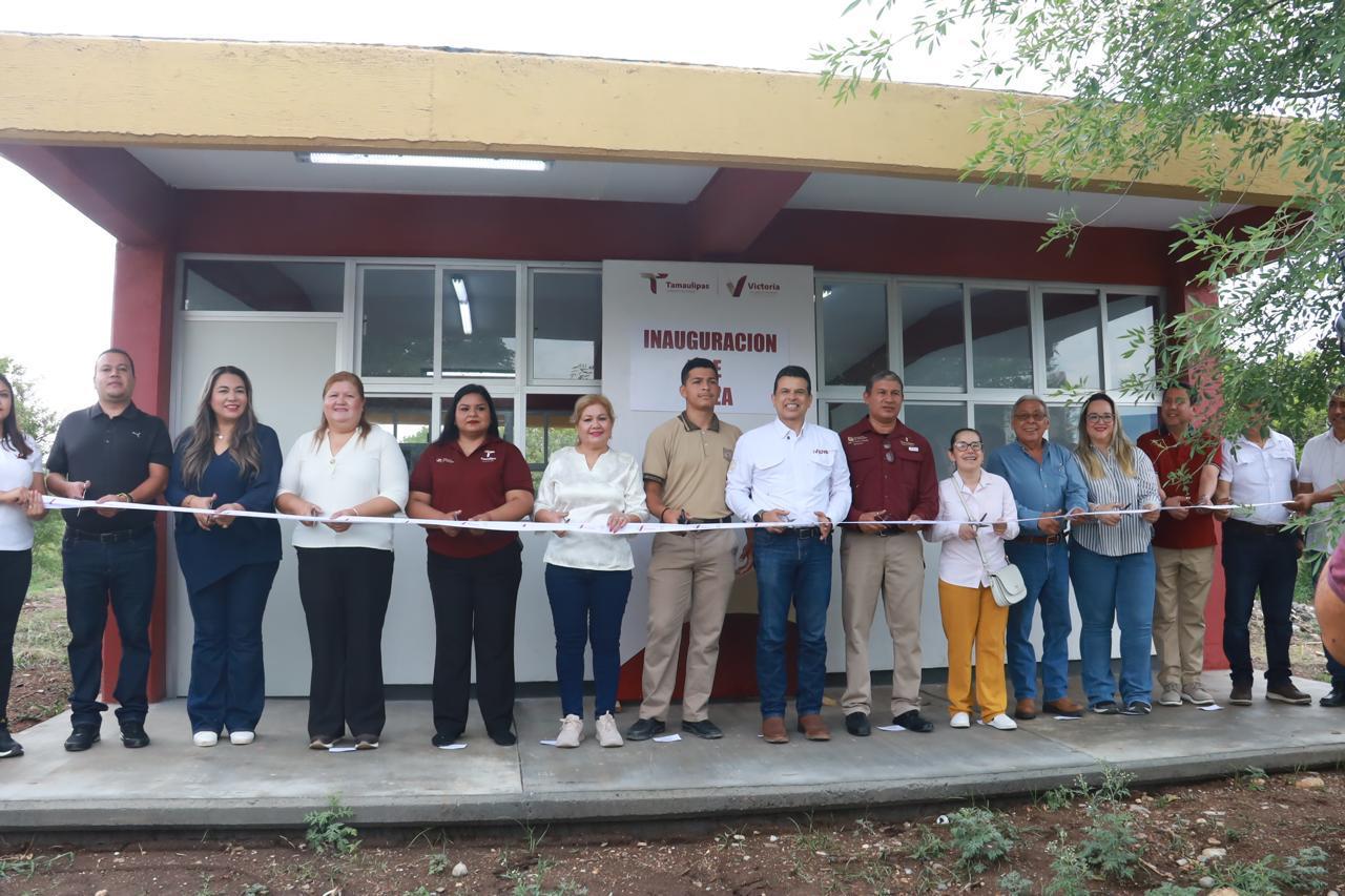 Entrega presidente Gattás aula a secundaria del ejido La Presa.