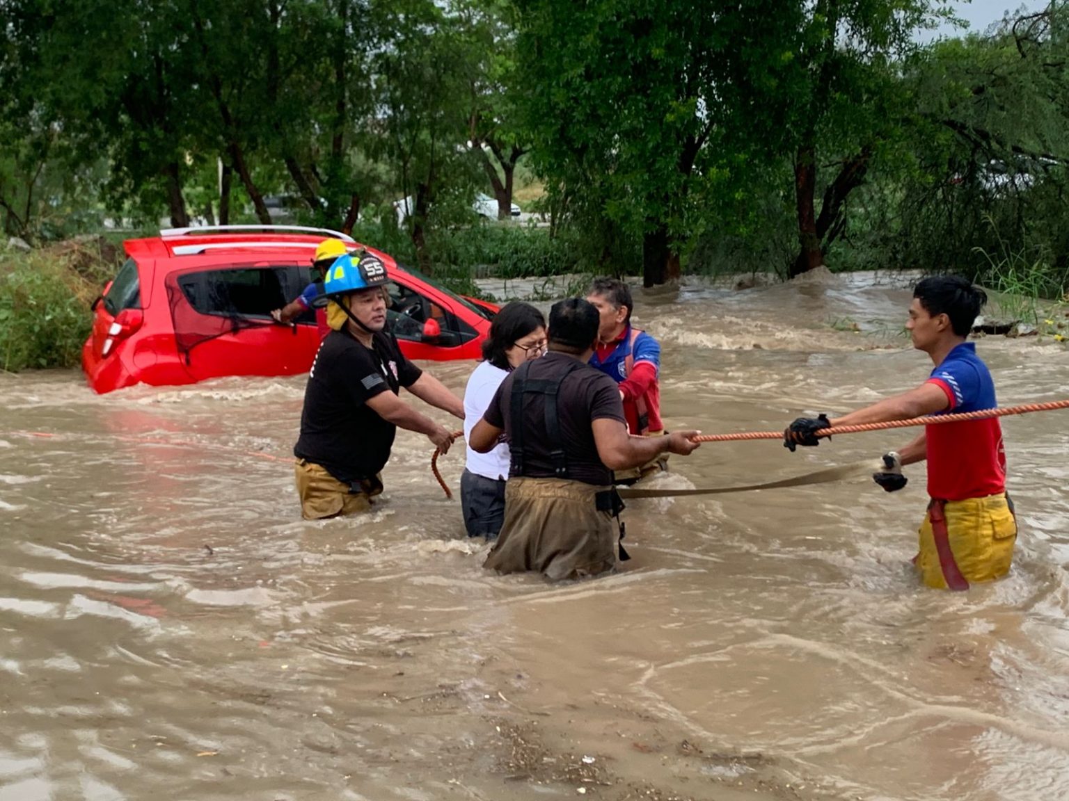 Brinda PC Victoria asistencia oportuna a la población durante torrencial lluvia.