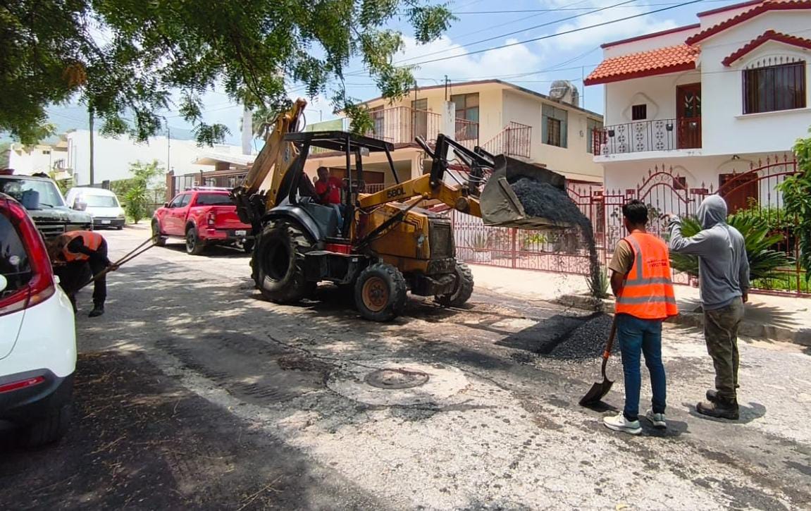 Implementa Municipio plan de azolve y bacheo en calles afectadas por lluvia.
