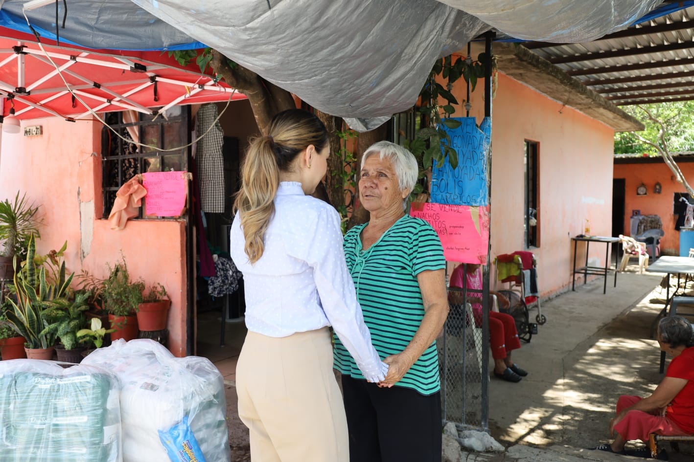 Presidenta Lucy de Gattás recorre la ciudad para entregar apoyos en los hogares de las familias victorenses.
