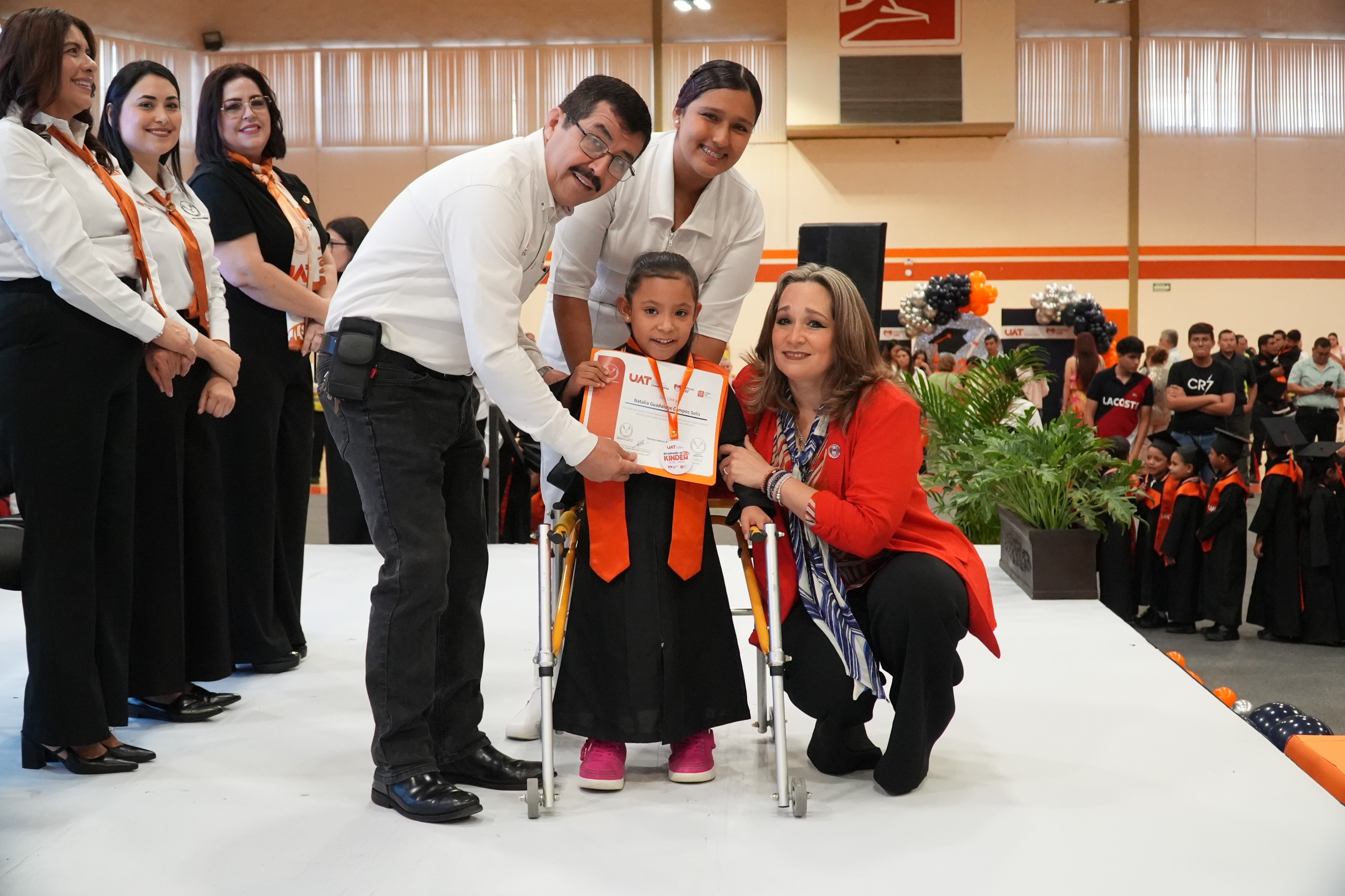 El rector Dámaso Anaya y la Lic. Isolda Rendón presiden graduación de CENDIS de la UAT