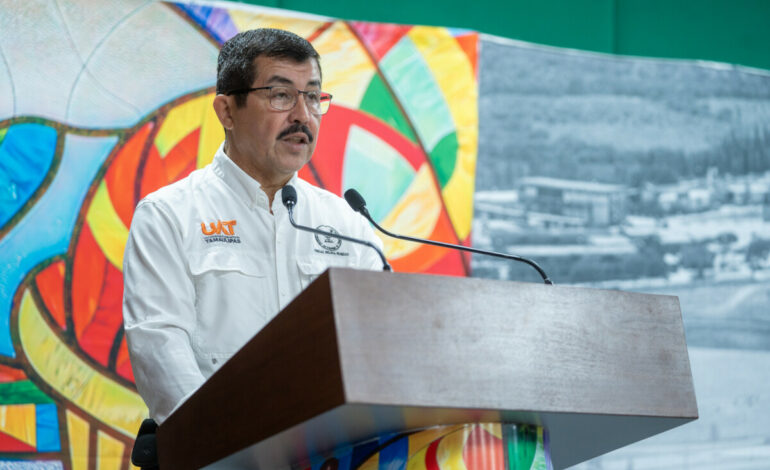 Más de 6 500 estudiantes de la UAT reciben beca