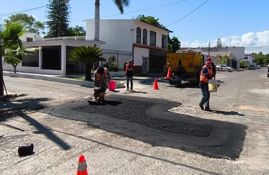 Obras públicas acelera programa de bacheo en colonias de Victoria
