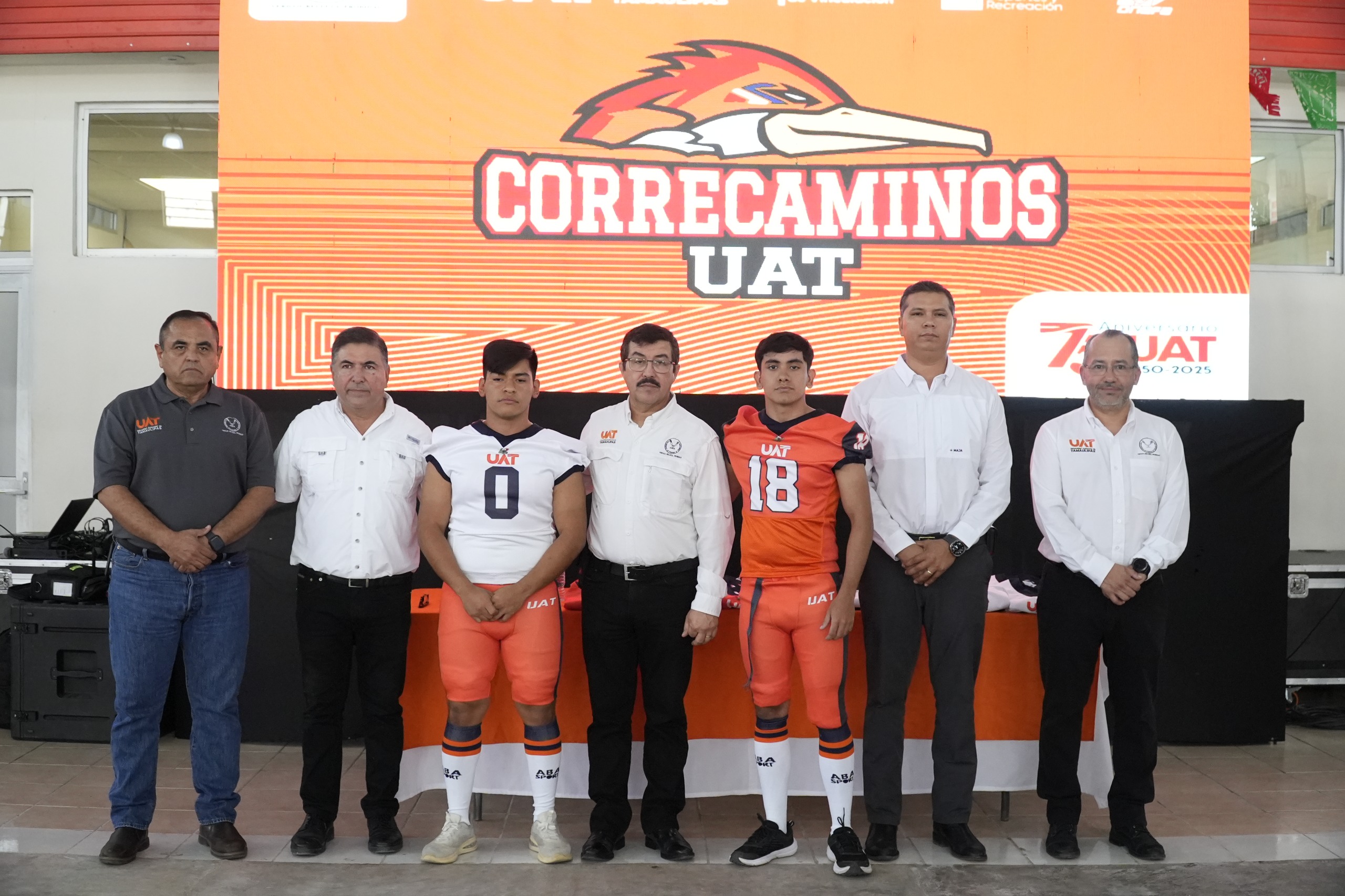Entrega rector uniformes a Correcaminos UAT de la Liga Mayor ONEFA