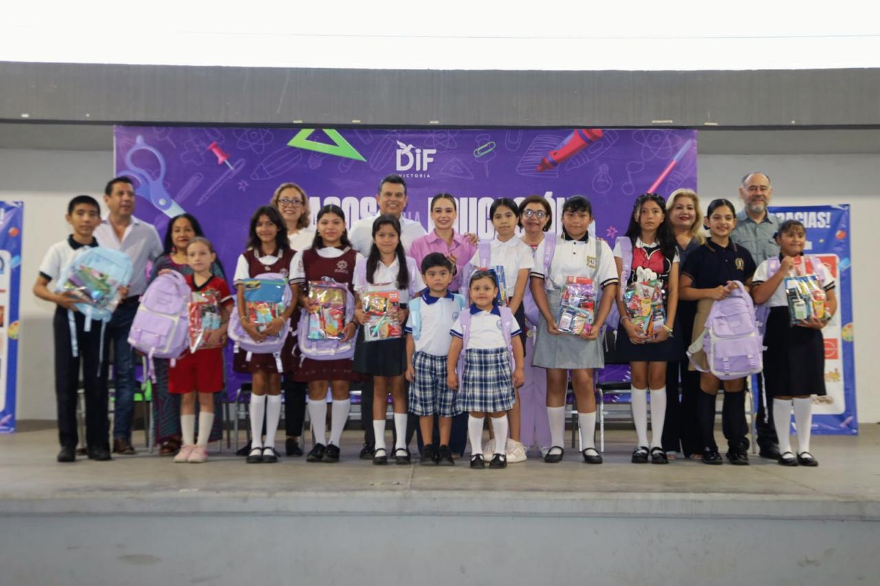 Entregan Lalo y Lucy 2,500kits escolares del programa Pasos por la Educación 2025