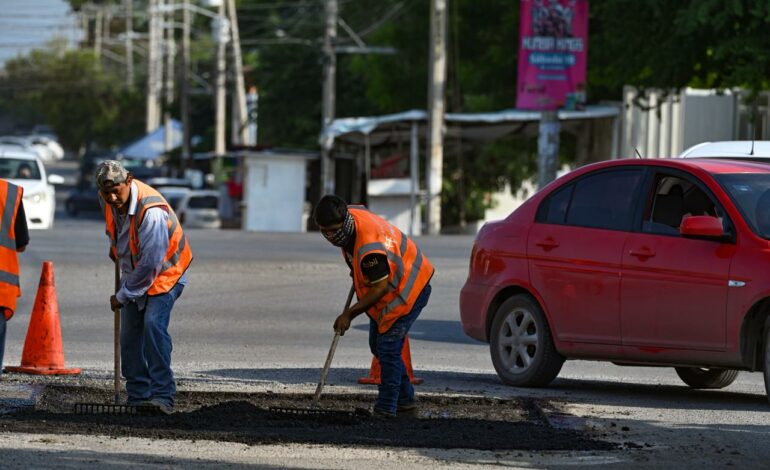 Bacheo no se detiene, reparan calles en sábado