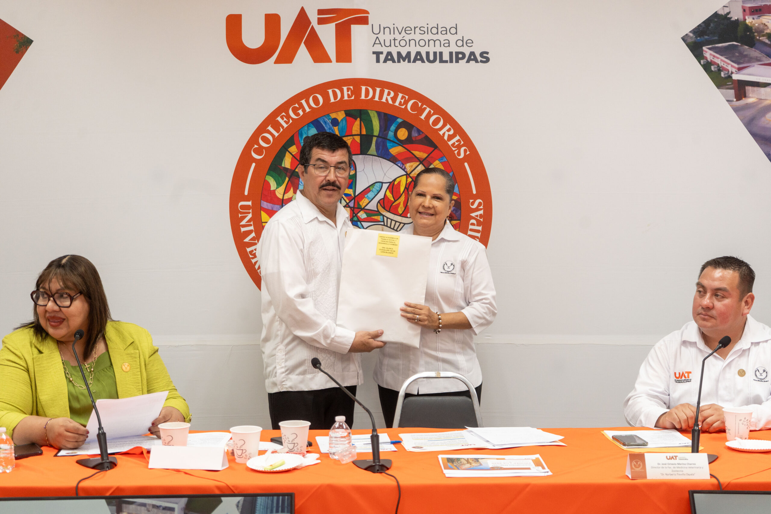 Reconoce rector la excelencia académica de egresados UAT en el EGEL