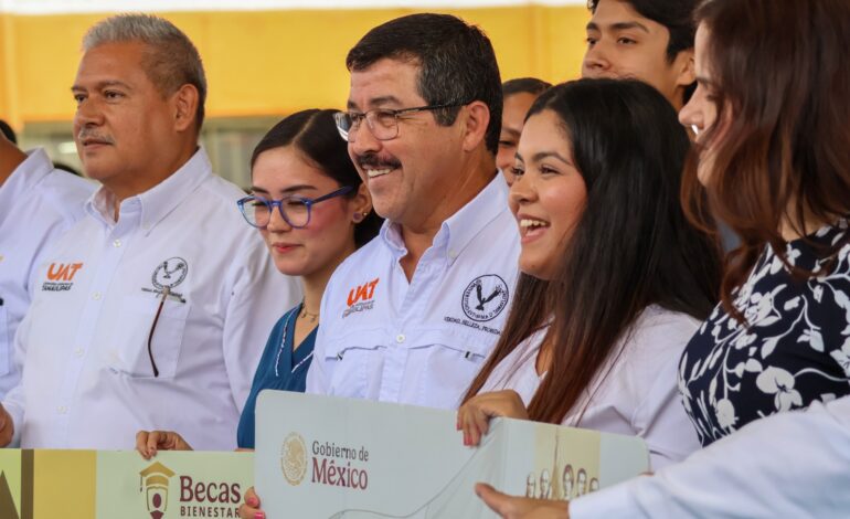 Encabeza el rector Dámaso Anaya entrega de becas a 493 estudiantes de la UAT