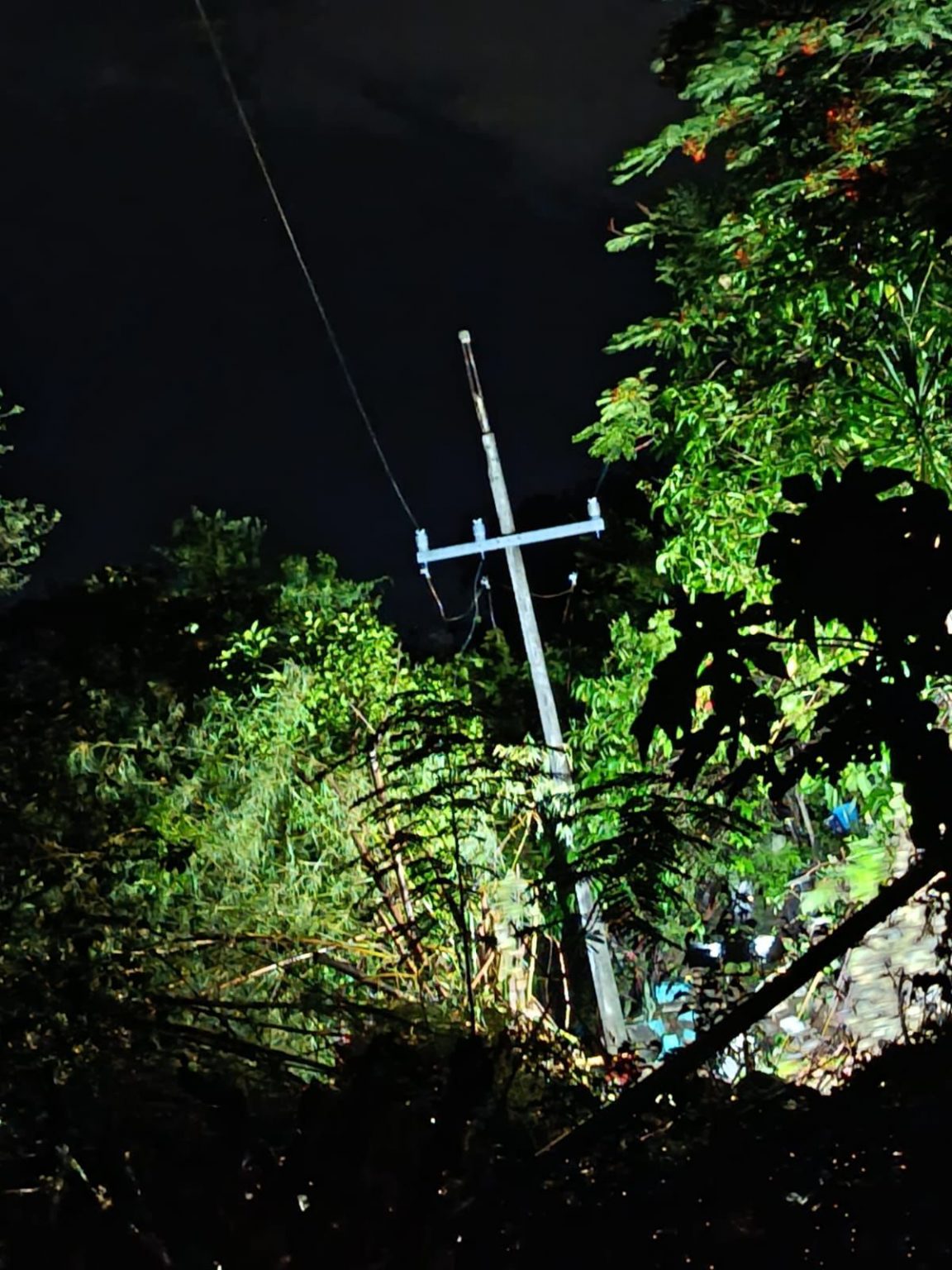 Desde temprana hora de hoy, las labores de reparación se reanudaron para rehabilitar la red eléctrica que alimenta la planta de bombeo del Manantial La Peñita