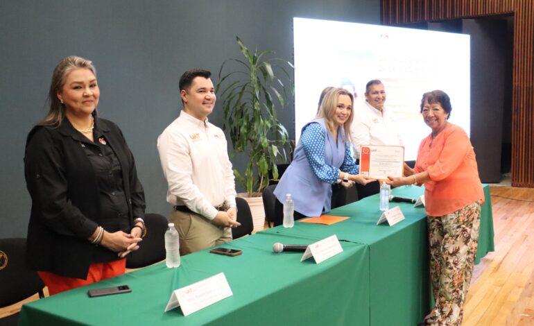 Capacita la UAT a personas mayores en el uso de herramientas digitales